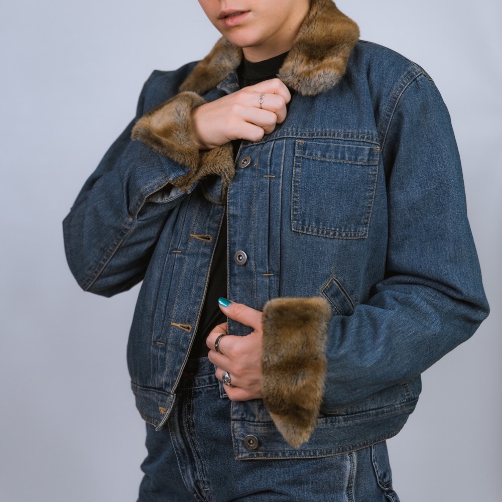 LIZ CLAIBORNE JEAN JACKET WITH FAUX FUR DETAILS - Picture 2 of 5